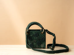 زجاجة صغيرة خضراء