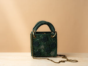 زجاجة صغيرة خضراء